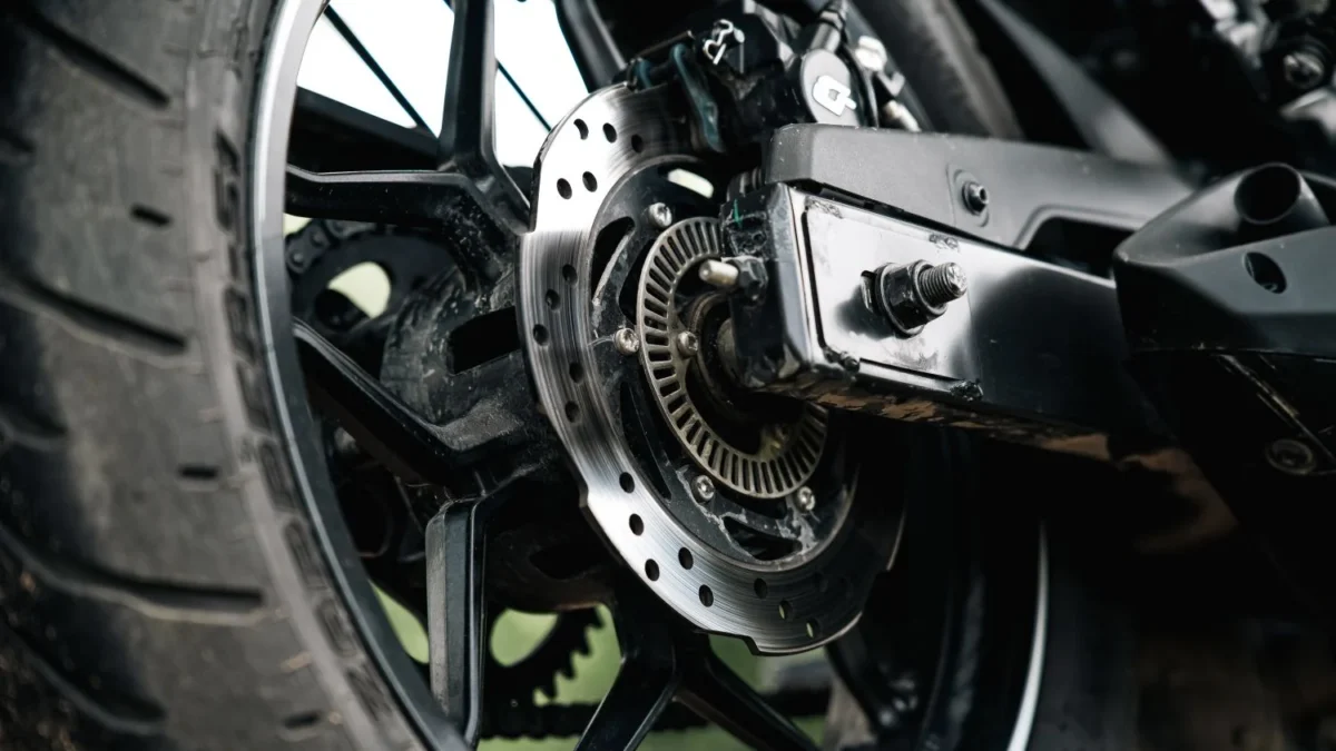 Perbedaan Ban Tubeless dan Ban Biasa Motor Lengkap