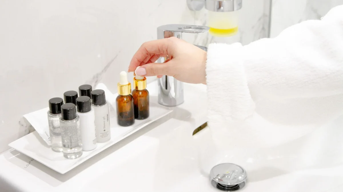 Rutinitas Skincare Pagi dan Malam Terbaik untuk Kulit Glowing