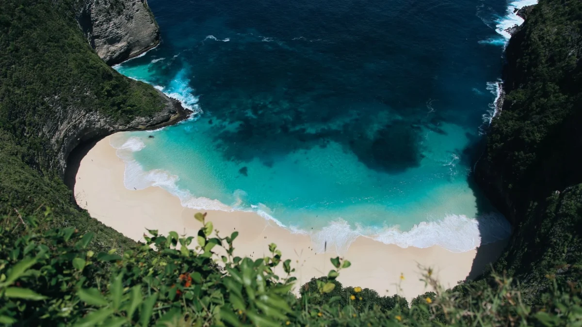 Wisata Alam Tersembunyi di Indonesia yang Belum Banyak Orang Tahu
